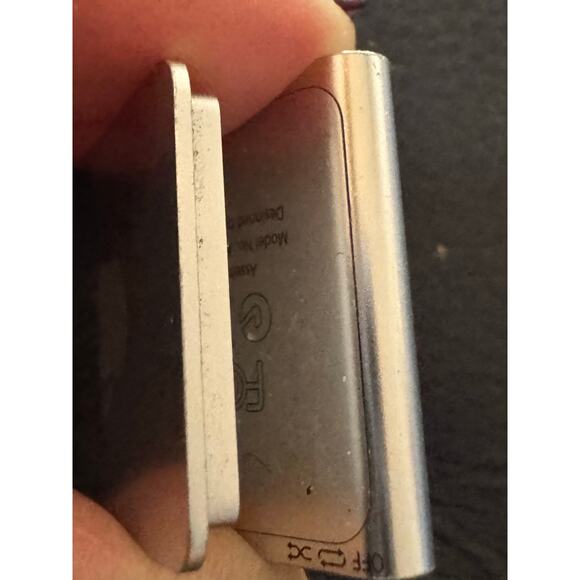 iPod Apple Shuffle 2 GB, Model A1373 PD778LL/A Gray Black - Picture 5 of 5